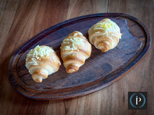 Lade das Bild in den Galerie-Viewer, 1 Stück Glutenfreies Croissant mit veganem Käse ( ca 60g )