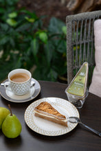 Lade das Bild in den Galerie-Viewer, Premium Käsetorte mit gebackenen Birnen

