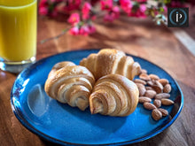 Lade das Bild in den Galerie-Viewer, 1 Stück Glutenfreies Croissant (ca 60 g)
